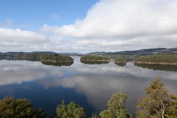 Belirlenen Grieg. Göl kıyısında bulunan Nurdos manor Troldhaugen var. Norveç.