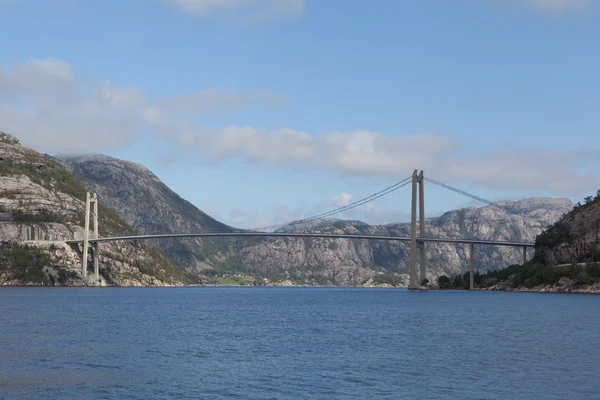 Visutý most přes lysefjord. Norsko. — Stock fotografie