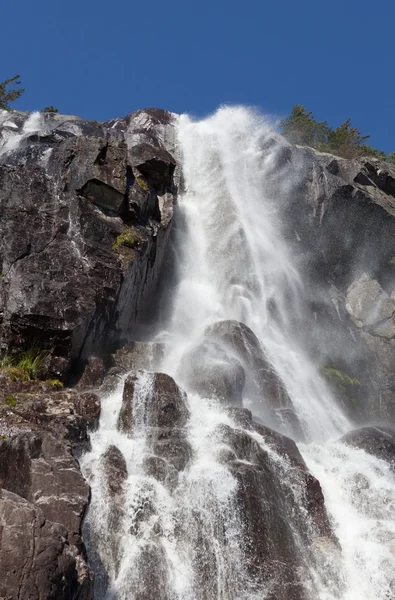 Waterval henganefossen. Lysefjord. Noorwegen. — Stockfoto