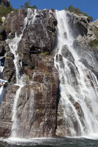 Водоспад henganefossen. Люсе-фіорд. Норвегія. — стокове фото
