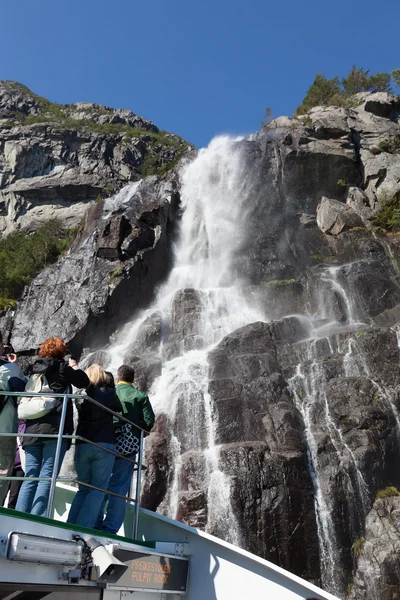 Waterval henganefossen. Lysefjord. Noorwegen. — Stockfoto