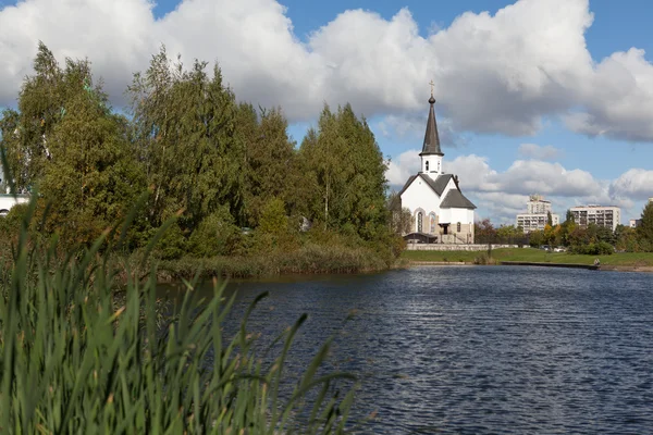 Chiesa di San Giorgio il Vittorioso in Pulkovo parco. San Pietroburgo. Russia . — Foto Stock