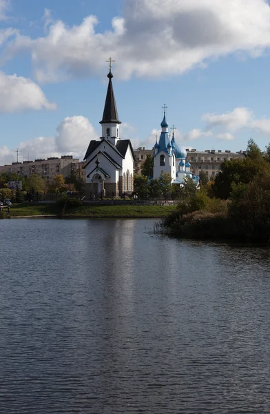 Kerk van st. george en de Geboortekerk in pulkovo park. Sint-petersburg. Rusland. — Stockfoto