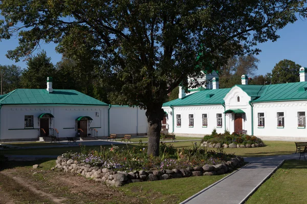 Privat byggnad. staroladozhsky nikolsky kloster. Staraja ladoga. Ryssland. Stockbild