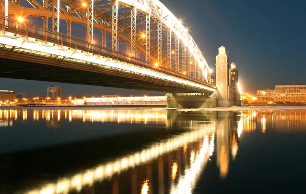 Bridge Petra Velikého (Bolsheokhtinsky) v Petrohradě v noci. Rusko. — Stock fotografie