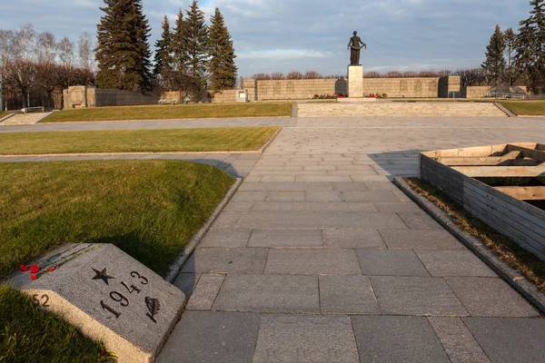 Una piedra conmemorativa con el año del entierro en una fosa común. Piskarevskoe Memorial Cemetery. San Petersburgo . — Foto de Stock