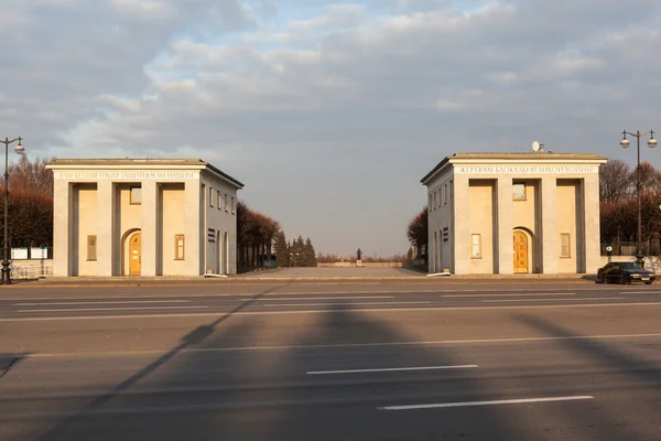 Piskarevskoe Memorial Friedhof. der zentrale Eingang. St. petersburg. Russland. — Stockfoto