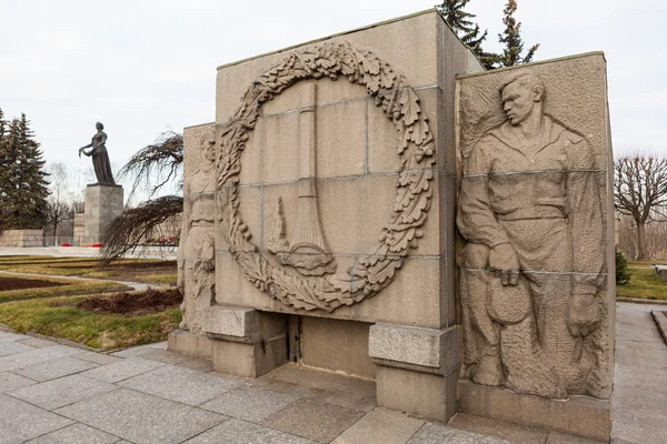 Relief på slutet väggen av arkitektoniska och skulpturala ensemble vid monumentet "Moderlandet". Piskaryovskoye Memorial Cemetery. Sankt Petersburg. Stockfoto