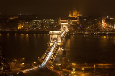 Gece Budapeşte, Macaristan. Köprü ve St. Stephen'ın Bazilikası, yukarıdan görünüm zinciri.