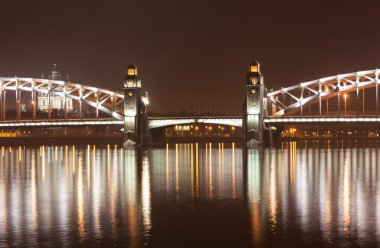 Gece Bolsheokhtinsky köprüyü. St. Petersburg.