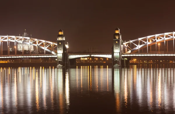 Bolsheokhtinsky brug bij nacht. Sint-Petersburg. — Stockfoto