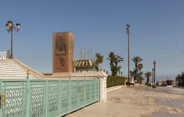 Den komplexa minnesmärken på platsen av ruinerna av moskén Hassan. Rabat. Marocko. — Stockfoto