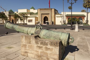 Silah Kraliyet Sarayı ana kapısında. Rabat. Fas