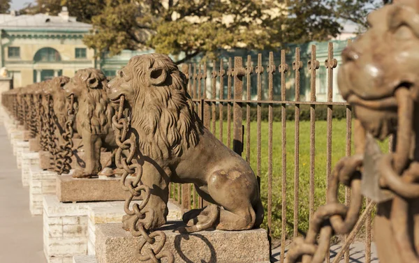 29 leones de hierro fundido cerca de la mansión Kushelev-Bezborodko en el río Sverdlovsk Neva, San Petersburgo —  Fotos de Stock