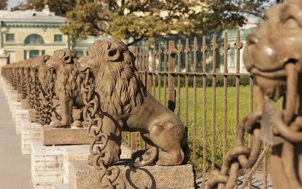 29 чугунных львов возле усадьбы Кушелев-Безбородко на Свердловской Неве, Санкт-Петербург Лицензионные Стоковые Фото