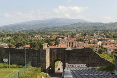 Kapıları kale duvarı şehrin dışında. Arezzo. İtalya.