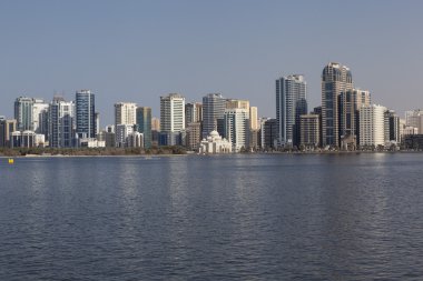 Görünüm Khalid lagün ve Al Noor Camii Al Noor. Sharjah. Birleşik Arap Emirlikleri