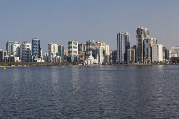 Vista de la Laguna Khalid y la Mezquita Al Noor (Mezquita Al Noor). Sharjah. Emiratos Árabes Unidos — Foto de Stock