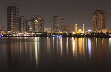 Khalid lagün ve Al Noor Camii'nde akşam. Sharjah. Birleşik Arap Emirlikleri.