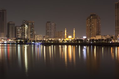Khalid lagün ve Al Noor Camii'nde akşam. Sharjah. Birleşik Arap Emirlikleri.