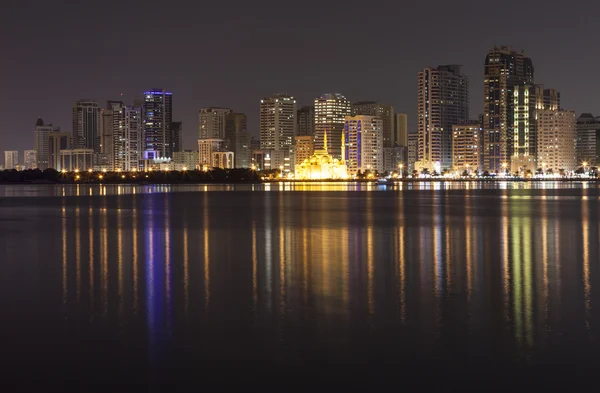 Khalidovu lagunu a mešita Al Noor večer. Sharjah. Spojené arabské emiráty. — Stock fotografie