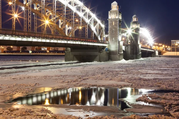 Bolsheokhtinsky most v noci. St. Petersburg. Rusko. — Stock fotografie