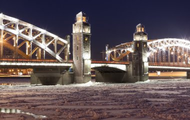 Gece Bolsheokhtinsky köprüyü. St. Petersburg. Rusya.