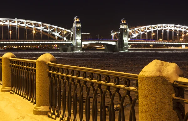 Sinopskaja Damm und Brücke bolscheokhtinsky Abend. heiliger petersburg — Stockfoto