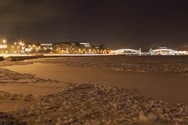 Sinopskaya dolgu ve köprü Bolsheokhtinsky akşamlar. Saint Petersburg