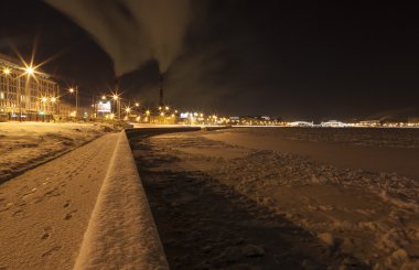 Sinopskaya dolgu ve köprü Bolsheokhtinsky akşamlar. Saint Petersburg