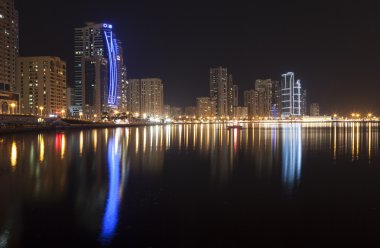Gece şehir. Khalid lagün. Sharjah. Birleşik Arap Emirlikleri.