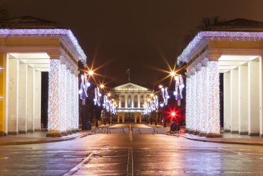 Propileyah colonnade ve Noel süslemeleri ile Merkezi portico Smolny akşam. St. Petersburg.