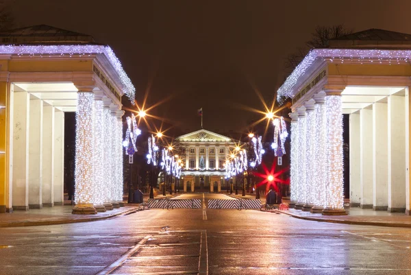 Propileyah colonnade ve Noel süslemeleri ile Merkezi portico Smolny akşam. St. Petersburg.