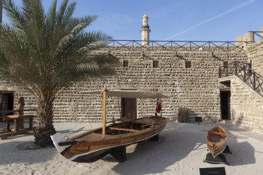 Balıkçı tekneleri Al Fahidi Fort avlusunda. Dubai, Birleşik Arap Emirlikleri.