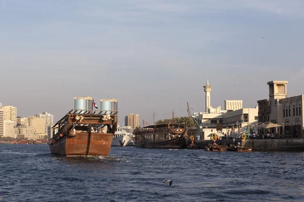 Navios e barcos na Baía de Dubai Creek em Dubai, Emirados Árabes Unidos — Fotografia de Stock