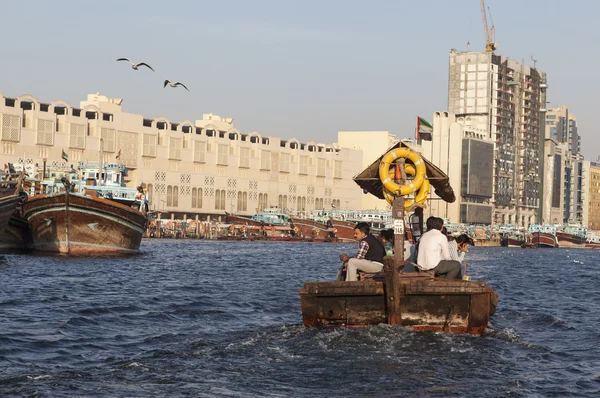 Abra - tradicional barco árabe no Golfo de Dubai Creek em Dubai, Emirados Árabes Unidos — Fotografia de Stock