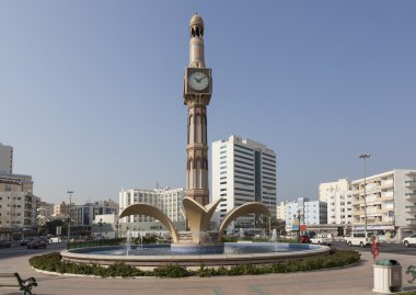 Anıt Minare Al Zahra Meydanı'nın üzerinde bir saatli bir kule şeklinde. Sharjah. Birleşik Arap Emirlikleri