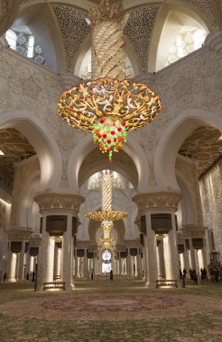 İçinde Şeyh Zayed Camisi avizeler. Abu Dabi. Birleşik Arap Emirlikleri.