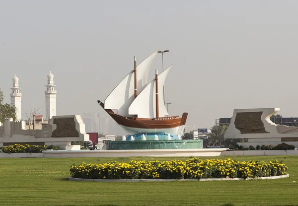 Nave - fuente en la plaza Kuwait. Sharjah. EAU . — Foto de Stock