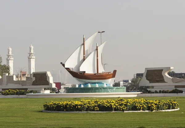 Судно - фонтан на площади Кувейта. Шарджа. ОАЭ . Стоковое Изображение