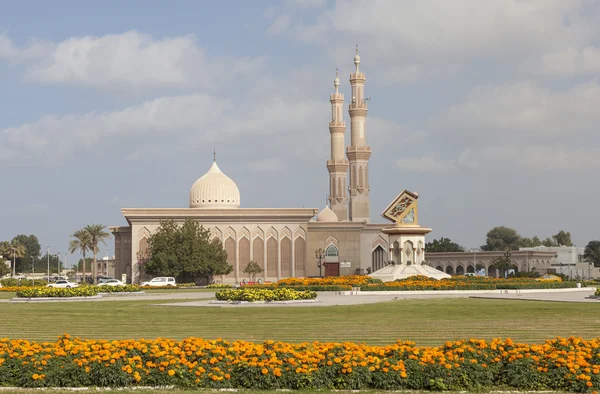 Denkmal auf dem Hintergrund der Quran-Moschee al emam ahmad bin hanbal. Zentralplatz. Sharjah. uae. — Stockfoto