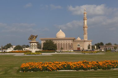 Sharjah, Birleşik Arap Emirlikleri - 23 Aralık 2014: Fotoğraf, anıt Kur'an-ı Kerim cami arka plan üzerinde.