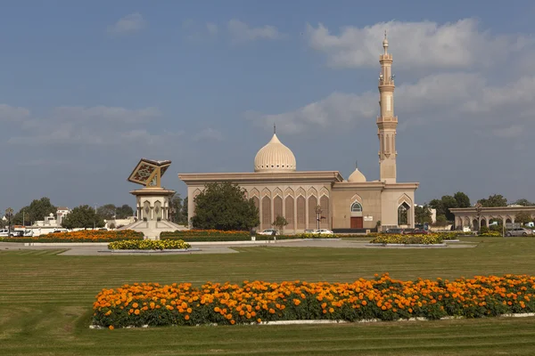 Sharjah, uae - 23. Dezember 2014: Foto des Denkmals auf dem Hintergrund der Qran-Moschee. — Stockfoto