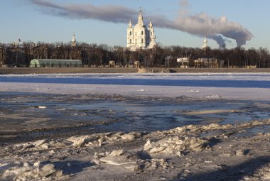Neva buz ve Smolny katedral. Saint Petersburg