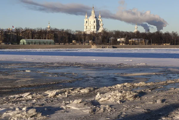 Невский лед и Смольный собор. Санкт-Петербург — стоковое фото