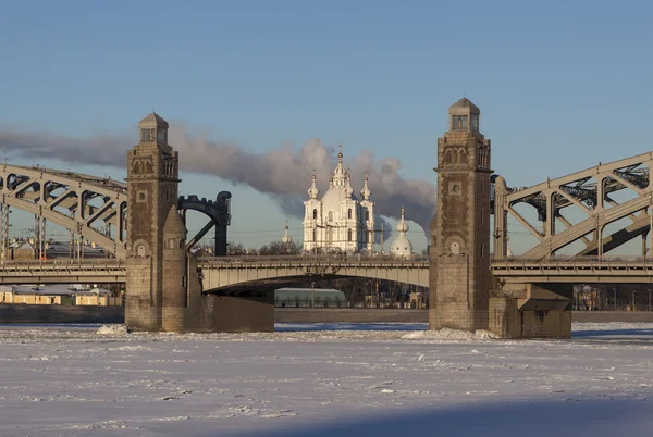 Smolny kathedraal in uitlijning Bolsheokhtinsky brug. Sint-Petersburg. Rusland — Stockfoto