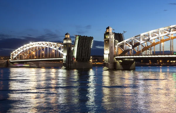 Notte Bianca. Ponte Bolsheokhtinsky. San Pietroburgo . — Foto Stock