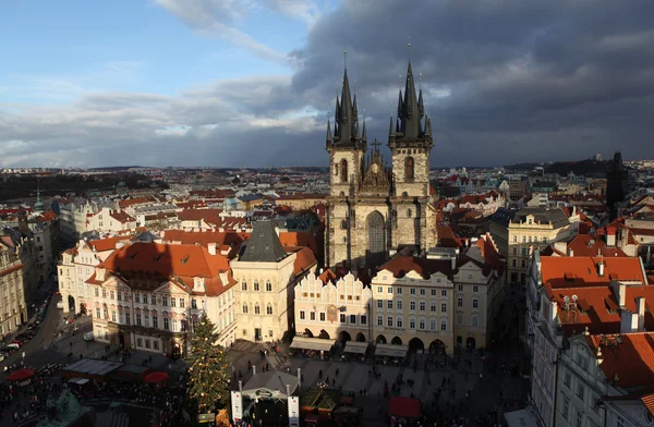 Prague, Tsjechië - 17 December 2011: foto van oude stadsplein met uitzicht op de Tynkerk. — Stockfoto