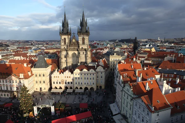 Prague, Tsjechië - 17 December 2011: foto van oude stadsplein met uitzicht op de Tynkerk. — Stockfoto