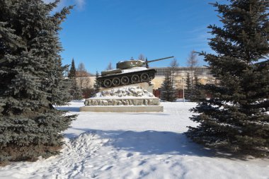 Anıt T-34 Uralvagonzavod önünde kare tanklarda. Nizhny Tagil. Sverdlovsk bölge.